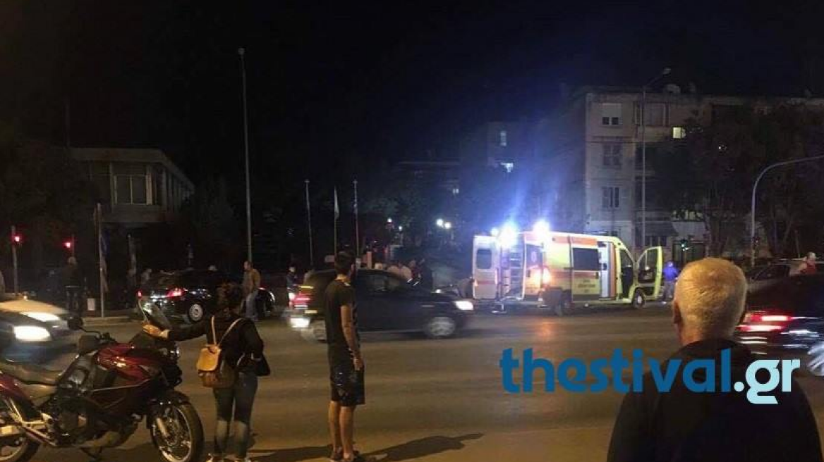 Σοβαρό τροχαίο στη Σταυρούπολη Θεσσαλονίκης: Αυτοκίνητο πέρασε κόκκινο και παρέσυρε μηχανή
